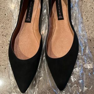 Steve Madden New W/out Box Black Pointed Toe Flats w/ gold rivet detail on back